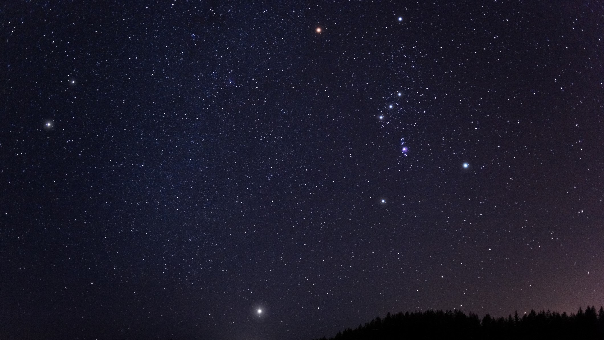 Heldere sterren aan de nachtelijke hemel vormen het sterrenbeeld Orion.