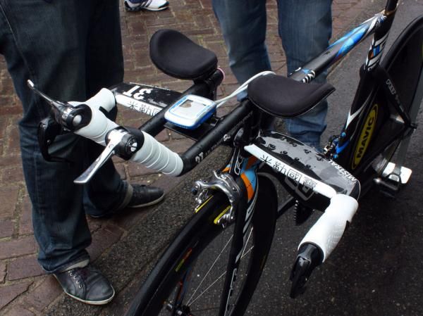 David Millar (Garmin-Transitions) likes his base bar low but his elbow pads and extensions much higher.