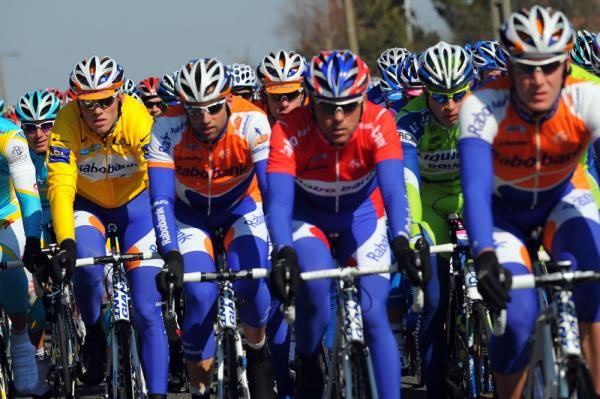 The Dutch fleet of Rabobank protects the race leader, Lars Boom