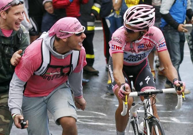 Contador close up with the tifosi on the climb to Gardeccia