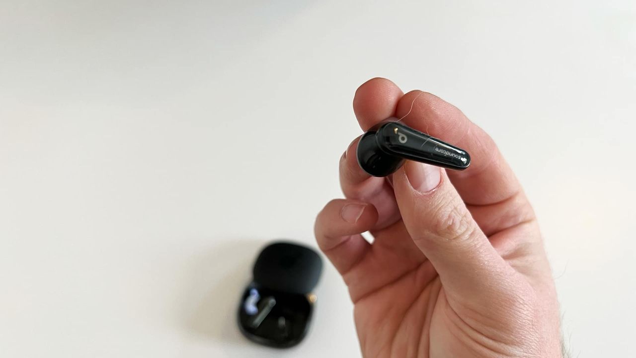 Anker Soundcore Liberty 4 p&aring; vitt bord