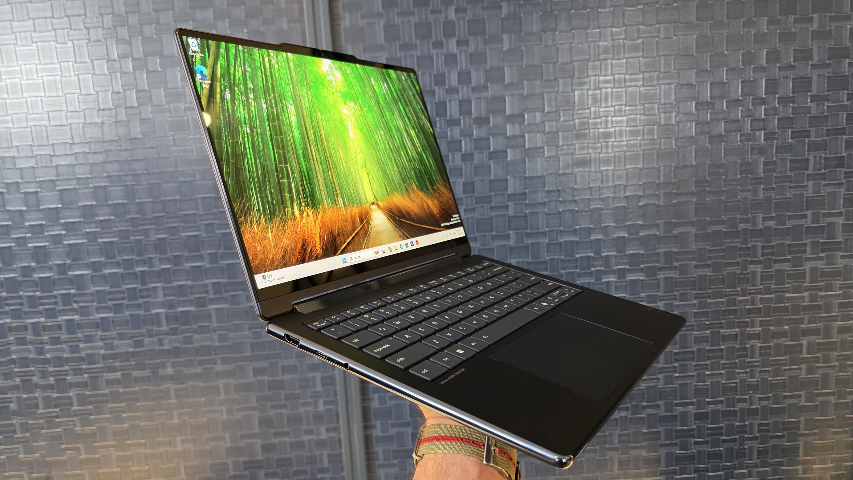 Lenovo Yoga 9i 2-in-1 (2026) Intel Aura Edition Gen 11