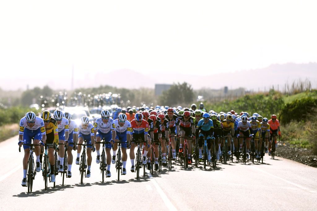 Volta a la Comunitat Valenciana 2020 stage 1 - Deceuninck-QuickStep leading the field