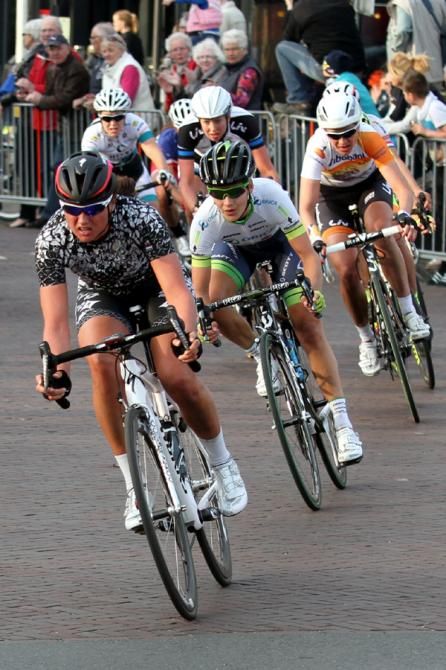 Chantal Blaak (Specialized lululemon) leads Emma Johansson (Orica)