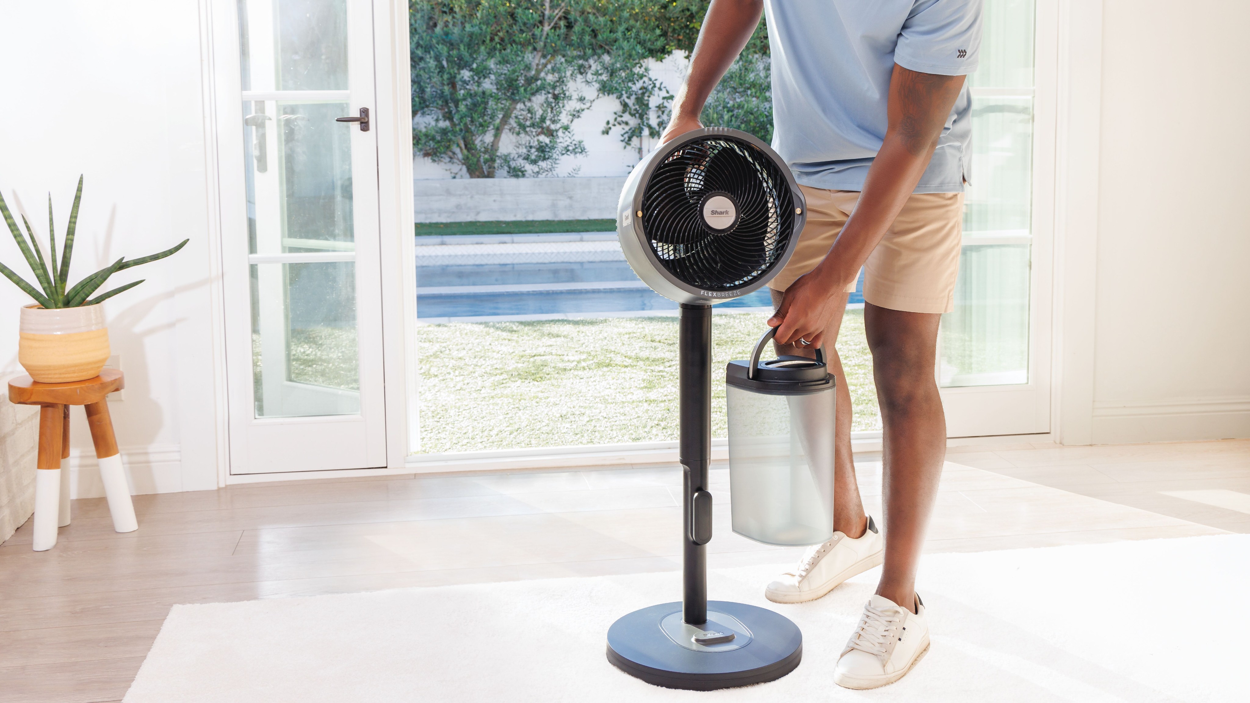 Shark FlexBreeze Pro Mist på et stuegulv