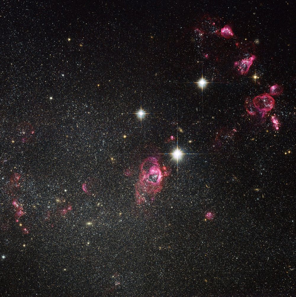 hubble galaxy holmbergII bubbles