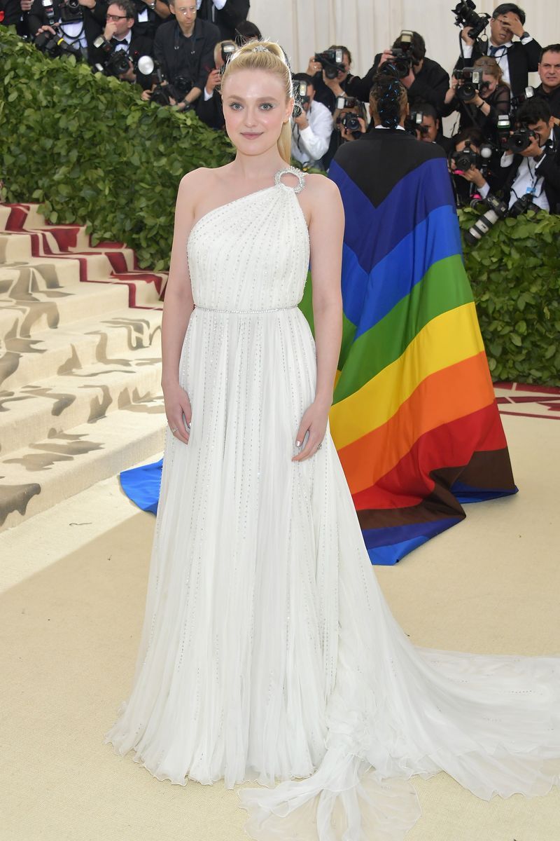 Gown, Dress, Clothing, Shoulder, Fashion, Haute couture, Fashion model, Red carpet, Carpet, Flooring,