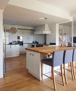 Hampshire-house-kitchen-bar