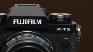 L'appareil photo Fujifilm X-T5 posé sur une table