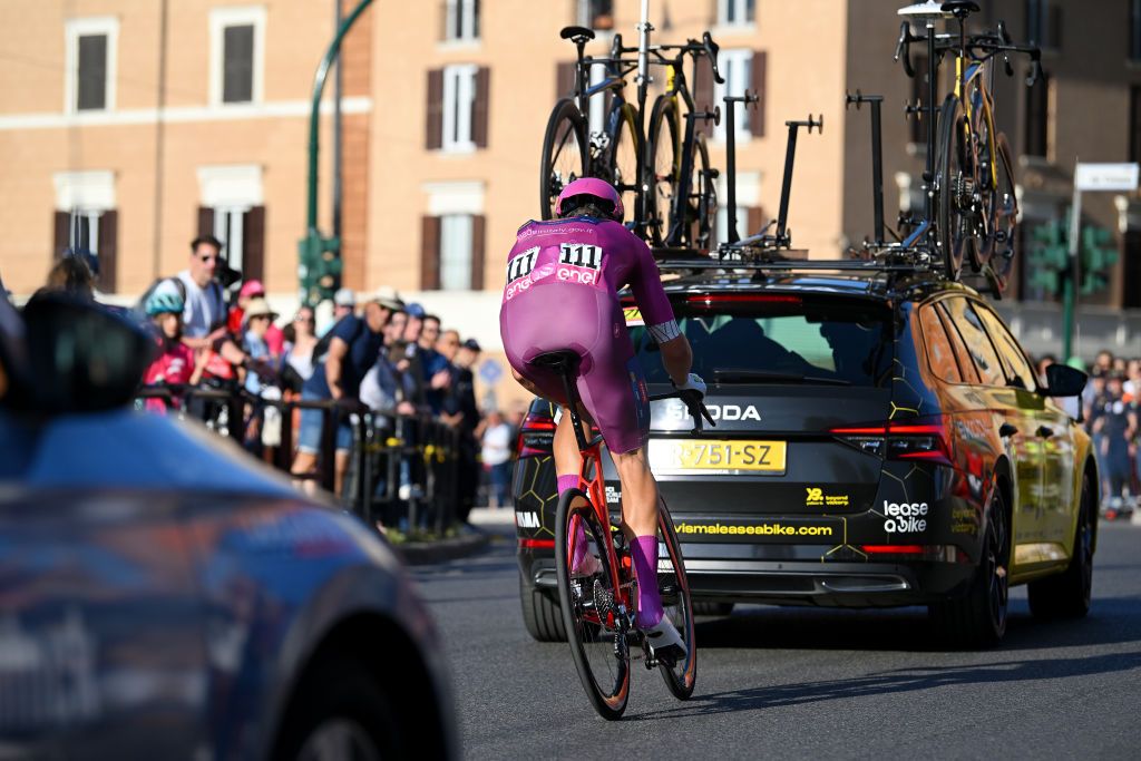 Giro d&#039;Italia 2024 stage 21: Jonathan Milan (Lidl-Trek) in the Visma-Lease A Bike slipstream after his mechanical