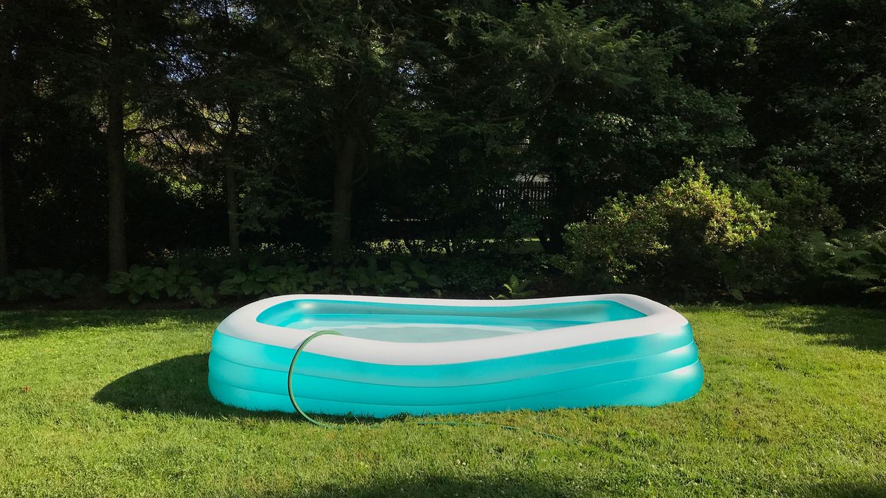 inflatable paddling pool with hose pipe