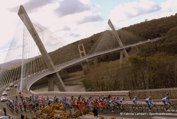 The peloton crossed the new Pont de T&eacute;r&eacute;nez which opened last year