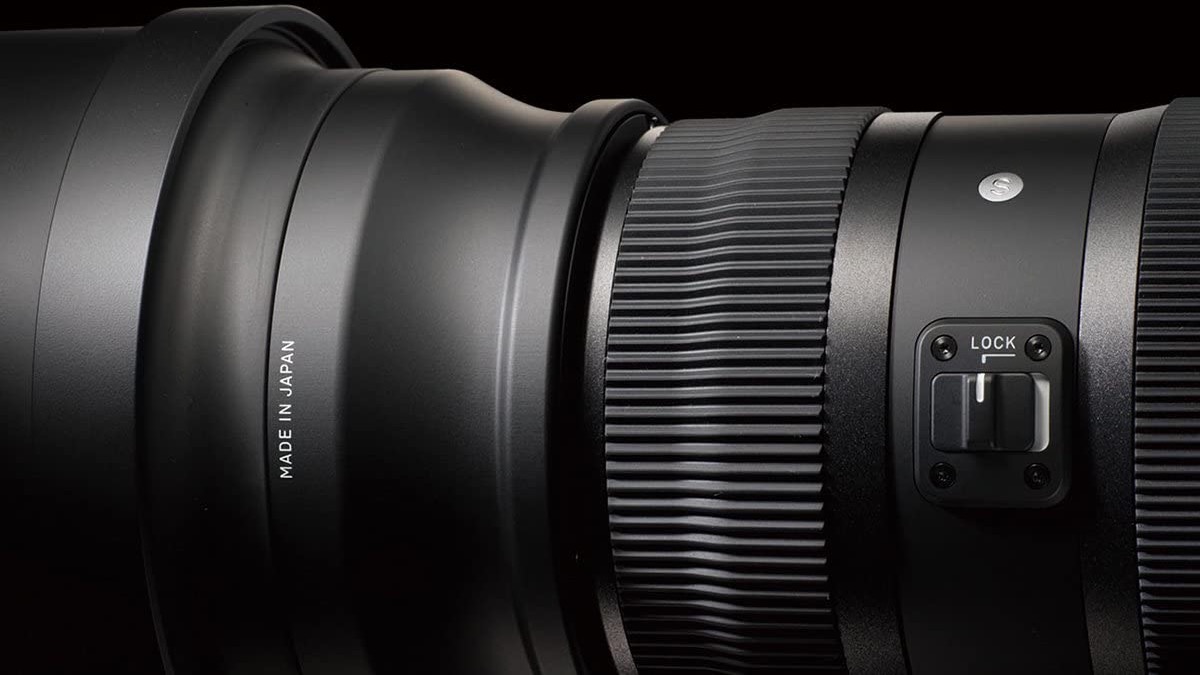 Een zijprofiel van de Sigma 150-600mm-lens toont een textuurfocusring en een vergrendelknop