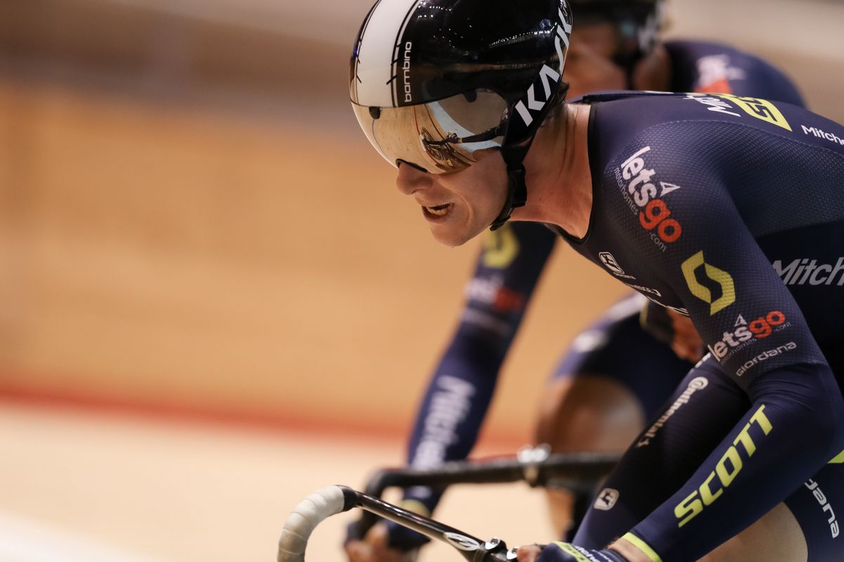 Rohan Wight slingshotting Alex Porter during the madison