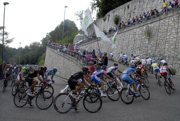 The peloton tackles the Piccolo Stelvio ascent.