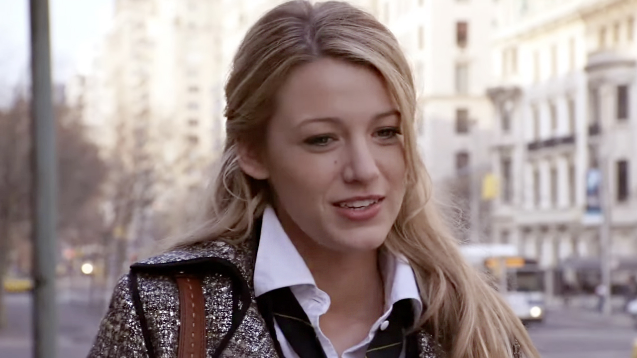 Blake Lively wearing an open collar and hair pulled back while on the streets of NYC in Gossip Girl. 