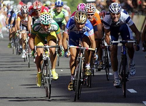 Paolo Bettini (Quick.Step) charges for the line