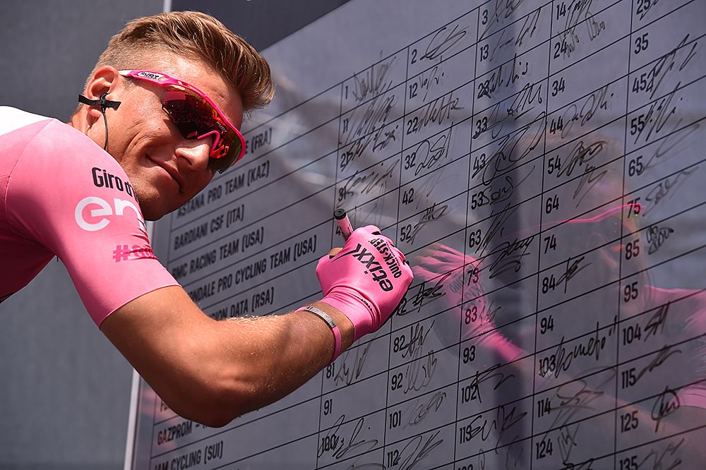 Marcel Kittel (Etixx-QuickStep) signing on