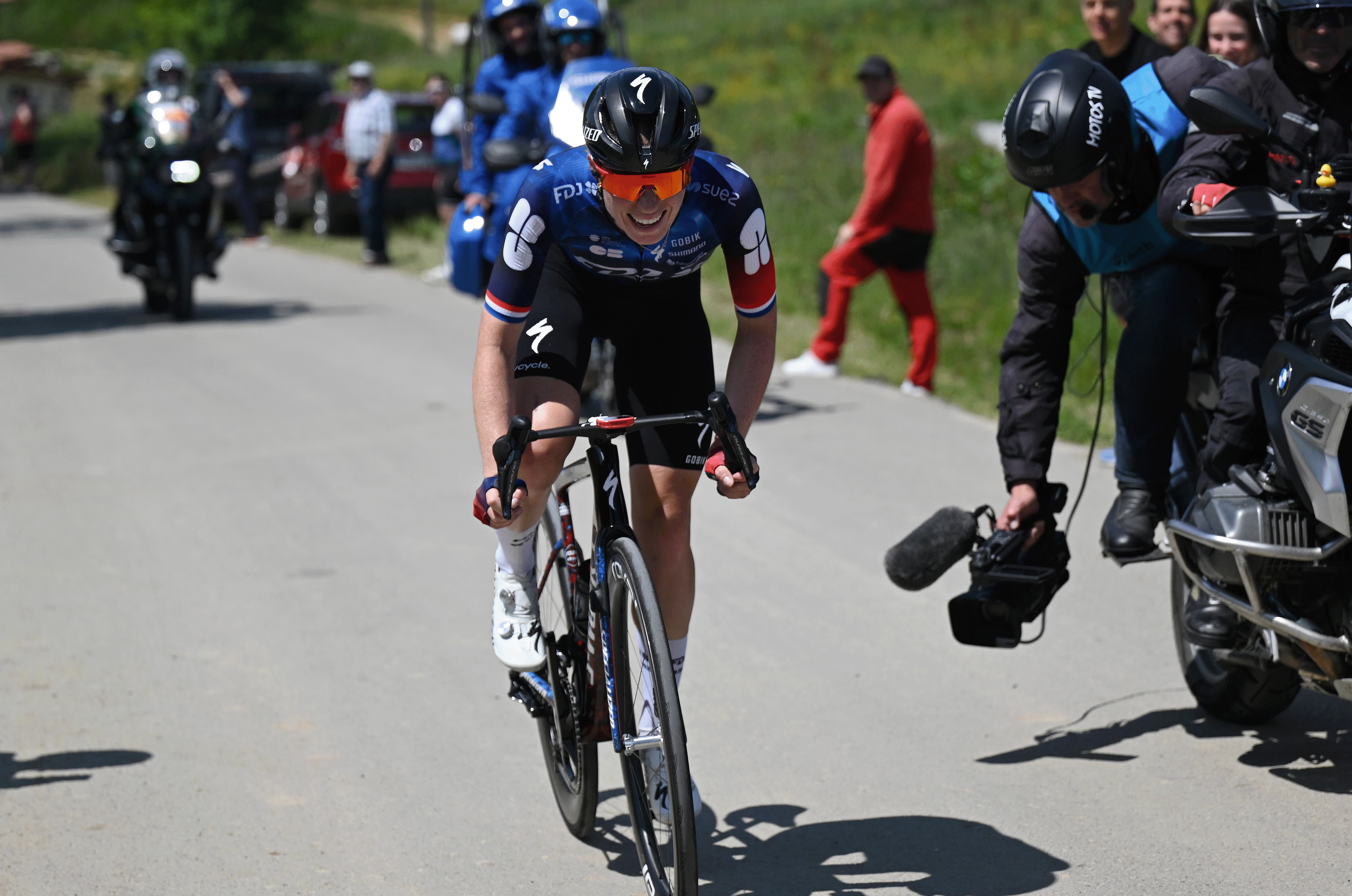 DONOSTIA, SPAIN - MAY 18: Demi Vollering of Netherlands and Team FDJ - SUEZ competes in the breakaway during the 4th Itzulia Women 2025, Stage 3 a 112.9km stage from Donostia to Donostia / #UCIWWT / on May 18, 2025 in Donostia, Spain. (Photo by Szymon Gruchalski/Getty Images)