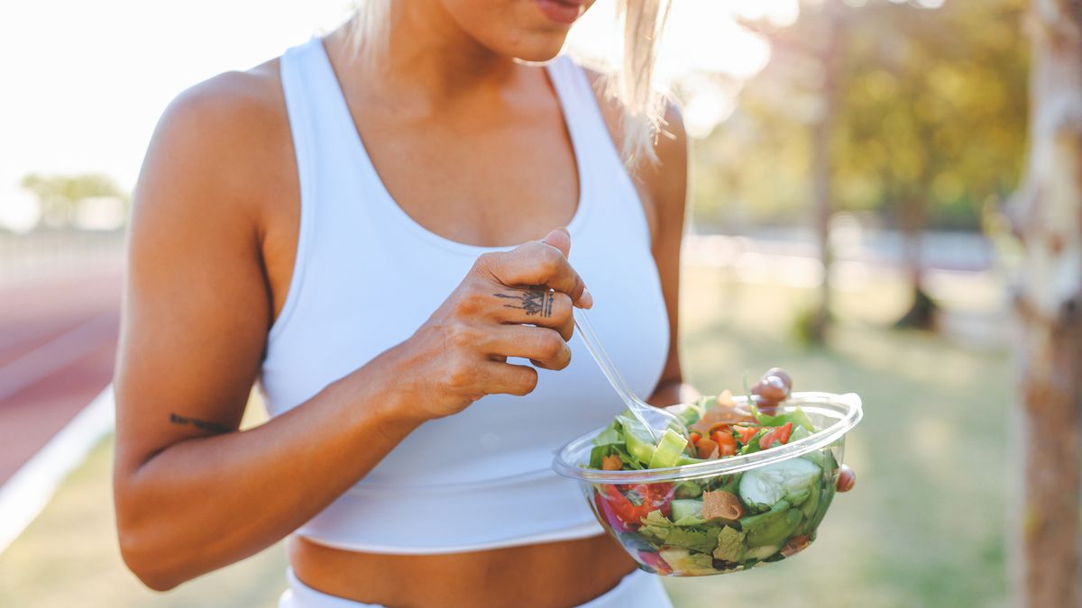 what to eat before running: salad