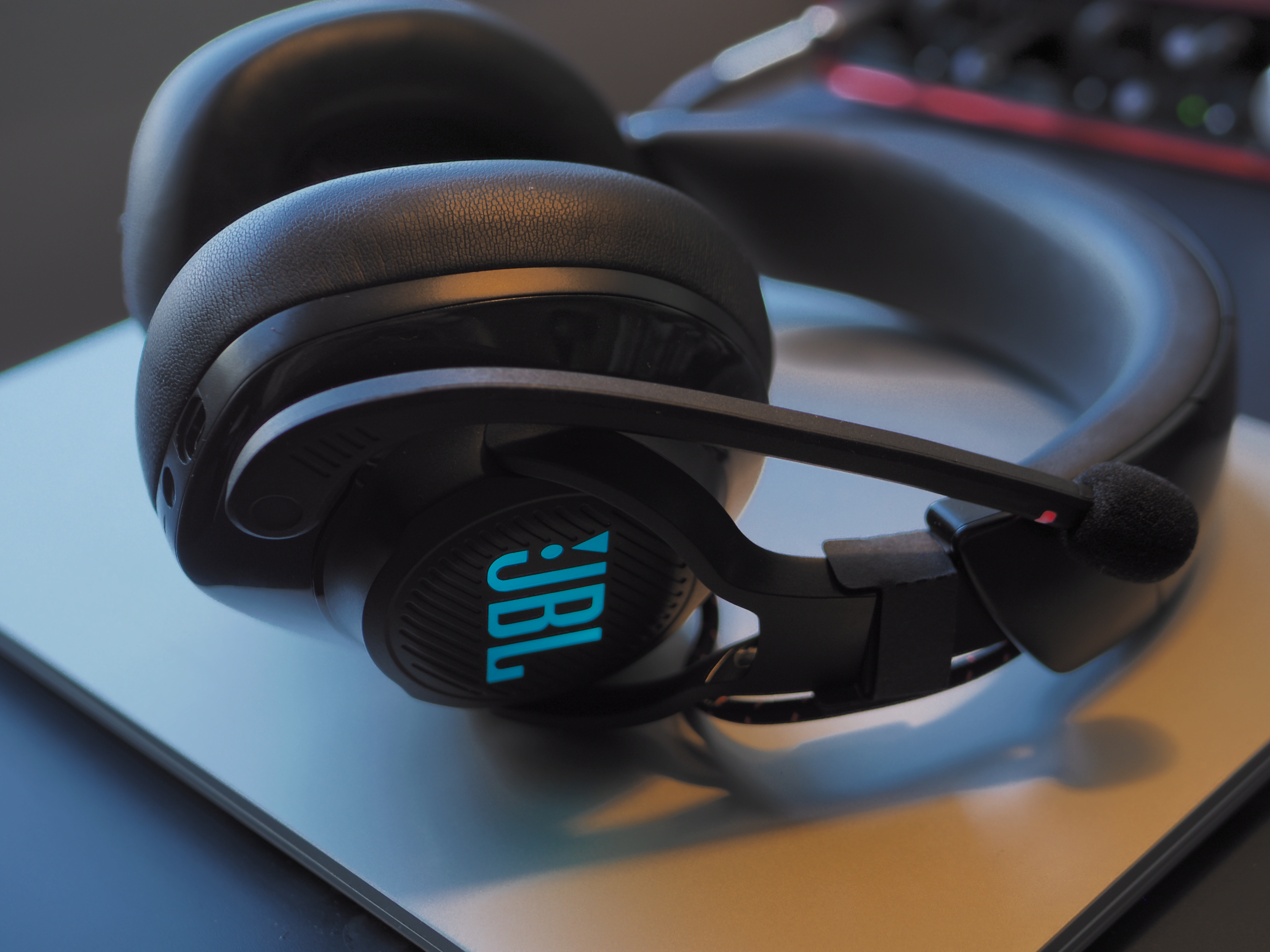 Estos auriculares para juegos JBL Quantum 610 necesitan algunos retoques para desbloquear todo su potencial, pero su nuevo precio récord es una obviedad.