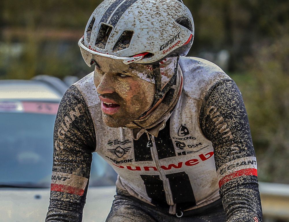 Tom Dumoulin covered in the Tuscan mud