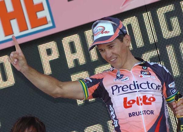 Robbie salutes the crowd.