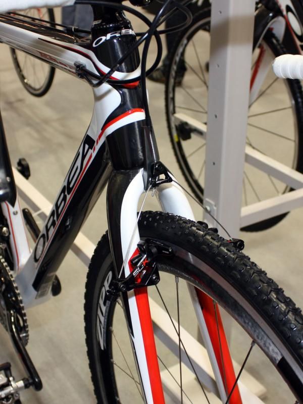 Orbea adds a crown-mounted housing stop to squelch any hint of brake shudder.