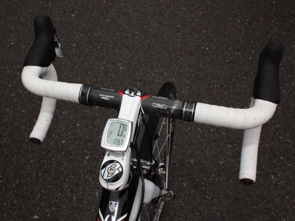 Bontrager has added a bit of forward sweep to the latest edition of its Race XXX Lite drop bar but Contador apparently prefers the straight tops of last year's version.