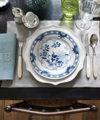 Things-you-should-never-buy-new-TABLEWARE