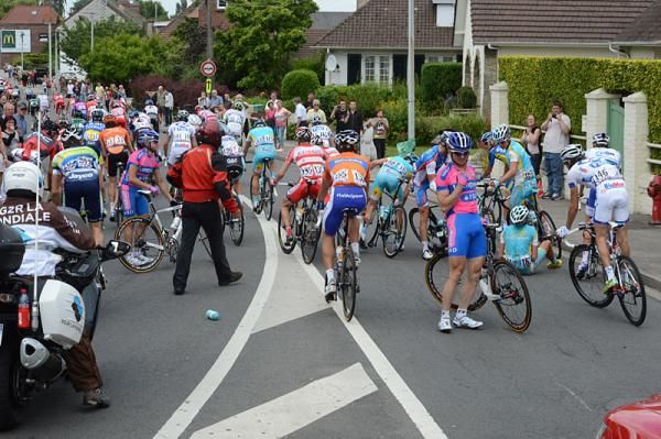 Jani Brajkovic (Astana) and others in a crash
