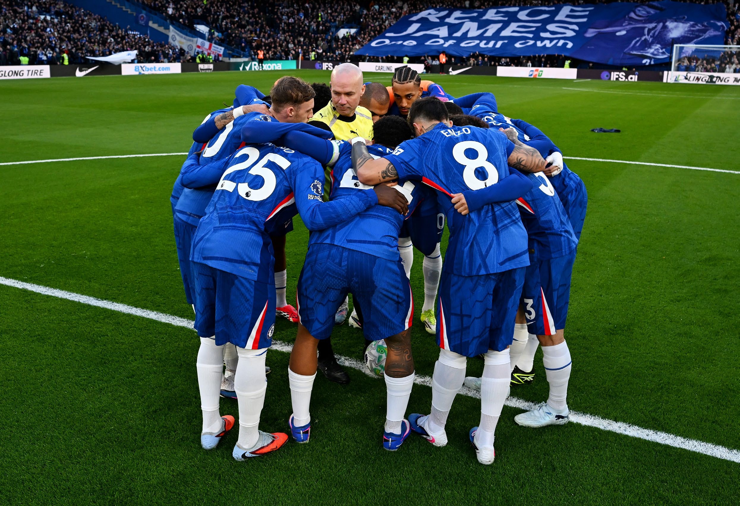 Chelsea players enter a huddle surrounding Referee Paul Tierney on the half way line. (Photo by Darren Walsh/Chelsea FC via Getty Images)