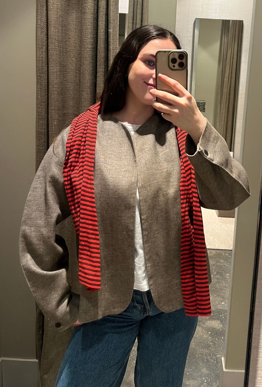 An image of @avahgilchrist trying on a Massimo Dutti collarless blazer.