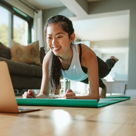 Calisthenics workout: A woman doing a plank at home