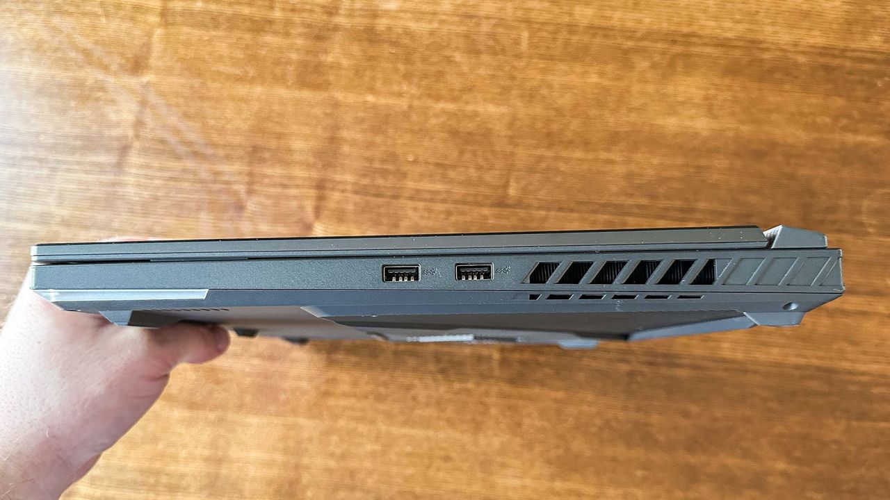 Asus ROG Strix G18 ports