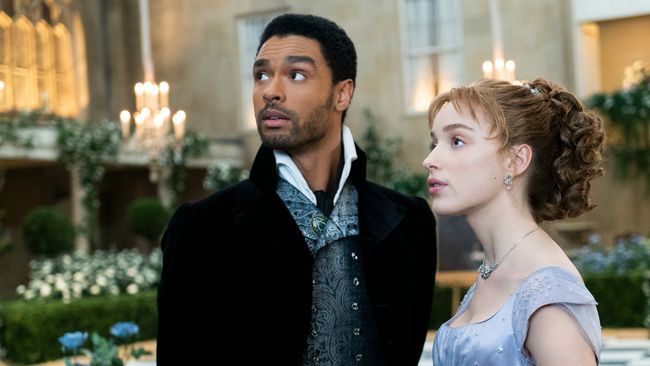 From left: Regé-Jean Page as Simon Basset and Phoebe Dynevor as Daphne Bridgerton in Netflix&#039;s &#039;Bridgerton&#039;