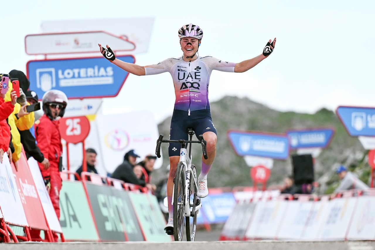 La Vuelta Femenina: Paula Blasi seizes overall victory with final day turnaround on Alto de L'Angliru as Petra Stiasny solos to stage win