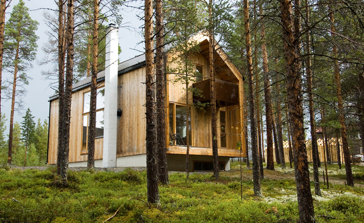 Wooden cabin in a wooded area