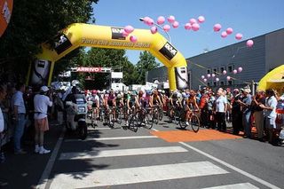 The Giro Donne gets pink balloons, just like the men's event