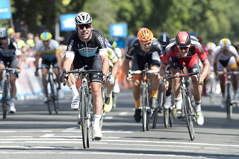 Cavendish cross the line first to take the stage 1 victory