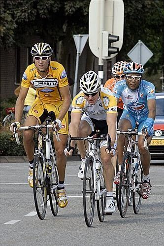 Aitor Hernandez Gutierrez (Euskaltel - Eusdaki), Matthe Pronk (Cycle Collstrop), Raul Alarcon Garcia (Scott-American Beef) and Yohann Gene (Bougues Telecom) formed a break away.