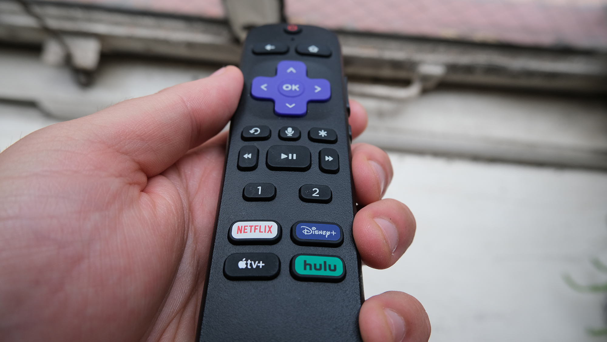 Um close-up dos botões do Roku Voice Remote Pro