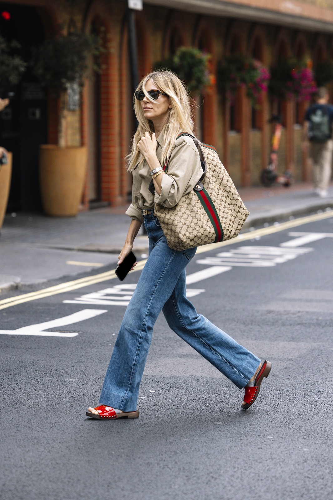 Sienna Miller carrying a Gucci Giglio