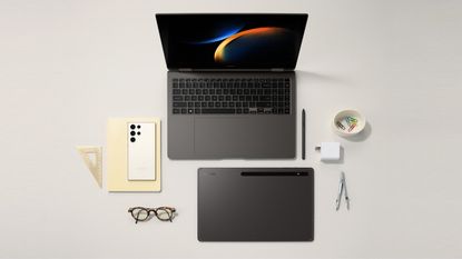 白色表面的三星Galaxy生态系统2023，包括Galaxy S23手机和Galaxy Book3笔记本电脑