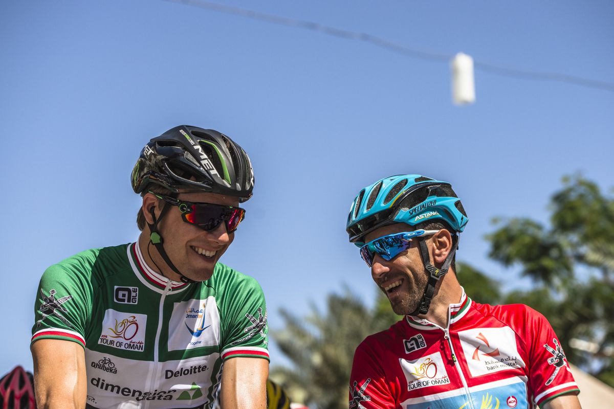 Edvald Boasson Hagen and Vincenzo Nibali chat on the start line