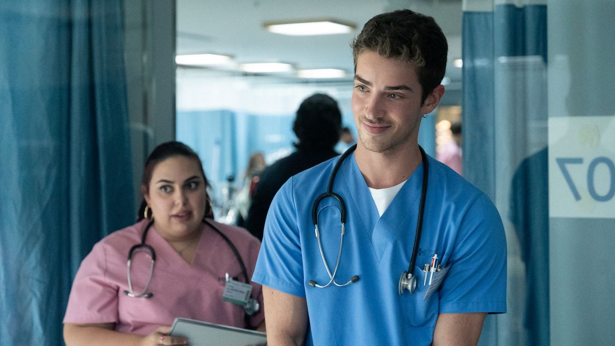 Biel wearing his hospital scrubs stares at a patient in Breathless episode 1