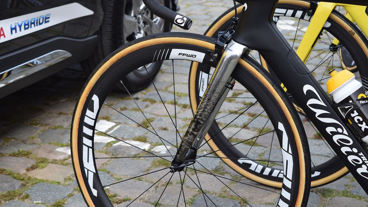 Terpstra's forks had a chrome wrap with cobbles printed onto the arms