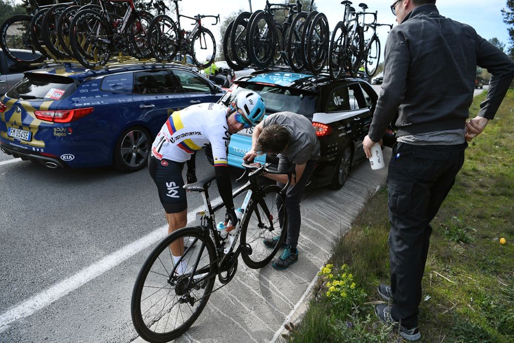 A mechanic helps Sergio Luis Henao (Team Sky) with a mechanical