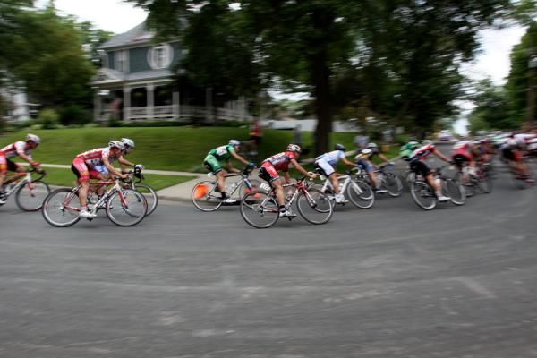 The men's field rounds a corner