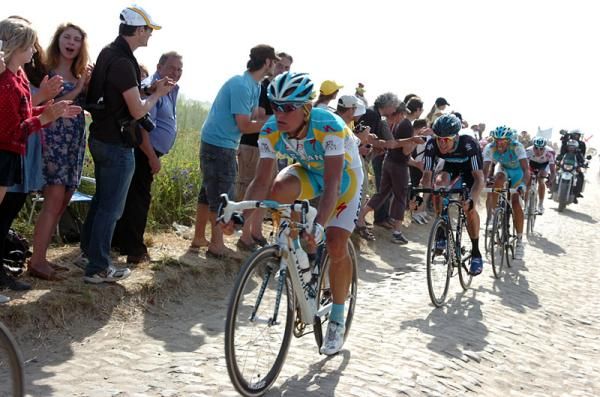 Alexandre Vinokourov (Astana) on the Haveluy section of cobblestones in the finale of stage three.